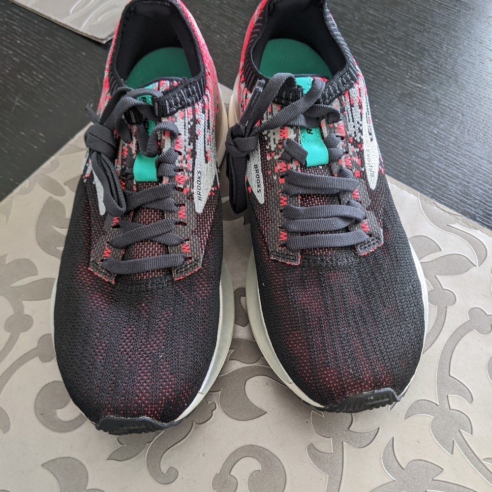NWOB Brooks Women's Ricochet Running Shoe, 6 US, Black/Pink/Aqua